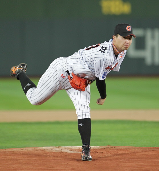 선발 출장한 이상화 선수의 역투 모습